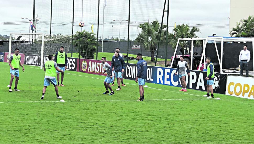 Atlético busca un lugar entre los 16 mejores del continente