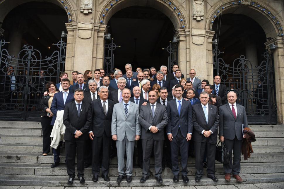 Gobernadores observan con recelo el acuerdo con el FMI