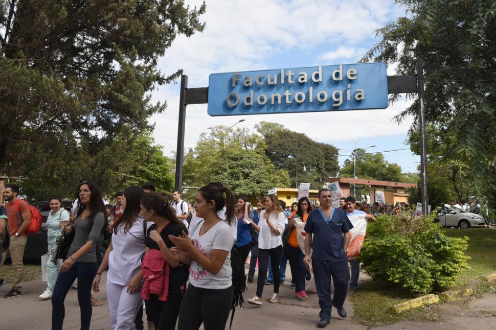 Tras el escándalo en Odontología, se presentan las primeras denuncias formales