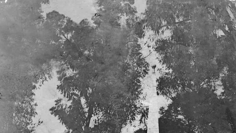 PLAZA BELGRANO. La pirámide aparece al fondo de esta fotografía tomada hacia 1910.