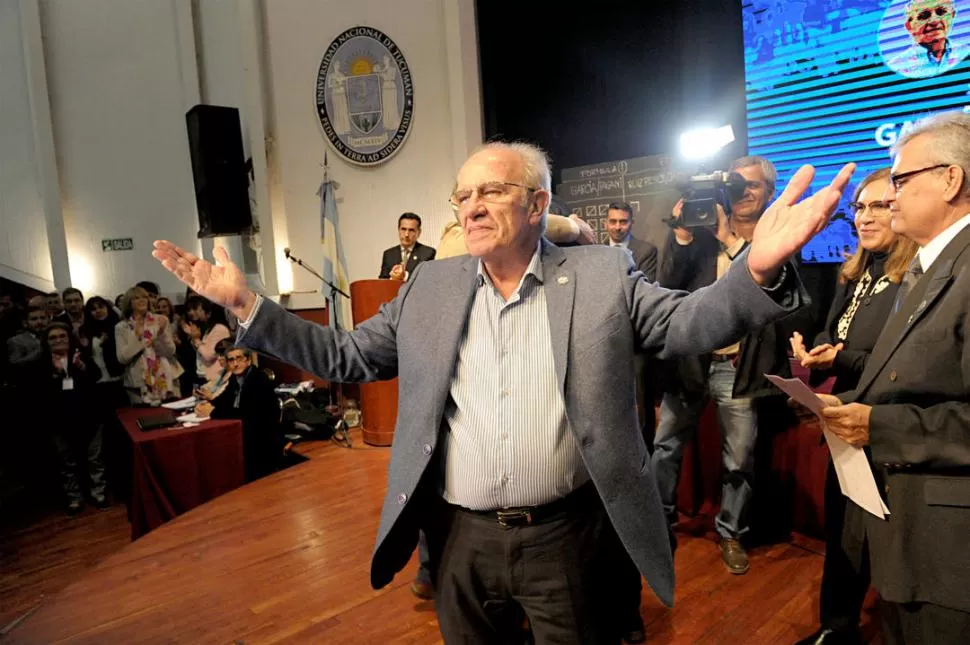 LLEGA EL GANADOR. José García, alias “Pepe”, ingresa al anfiteatro del Centro Cultural Eugenio F. Virla, luego de obtener el 88% de los votos en disputa. la gaceta / foto de franco vera 