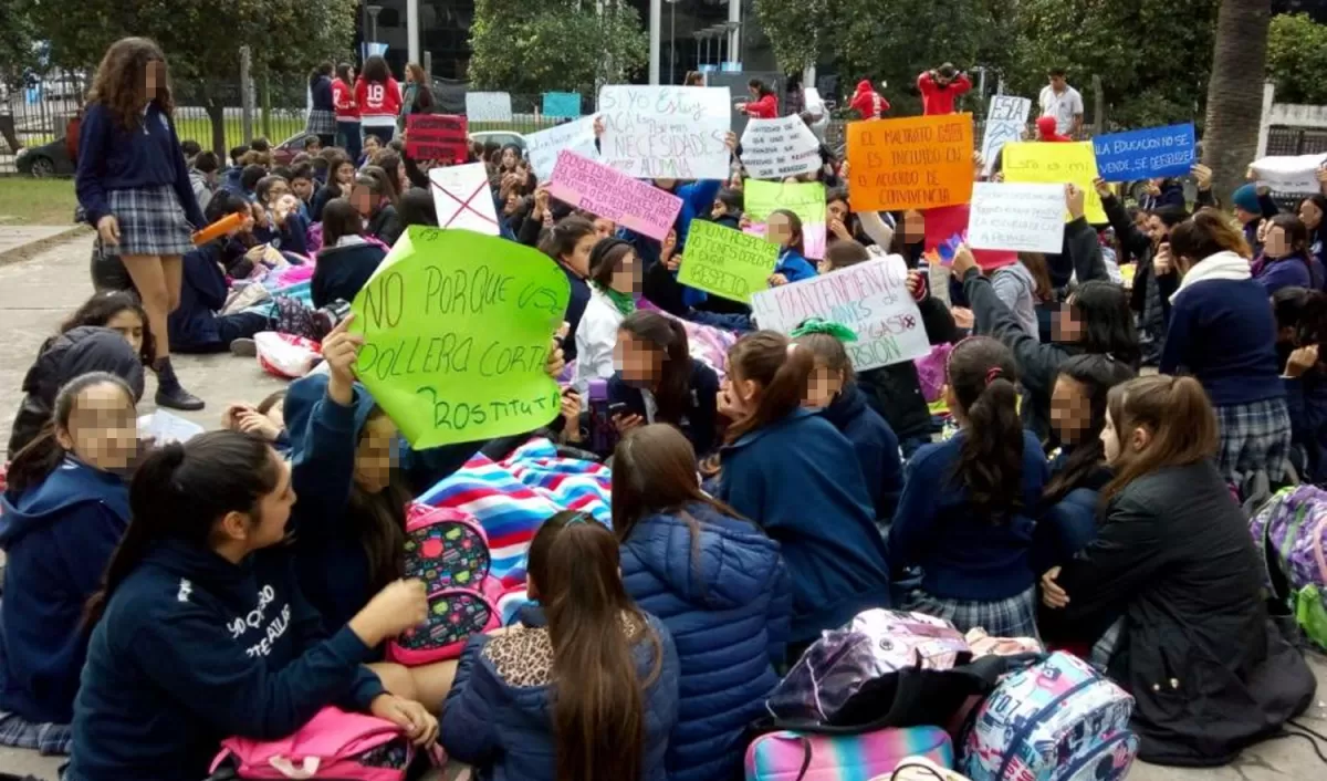 MANIFESTACIÓN. Los alumnos protestaron en el patio, que da hacia la Legislatura. LA GACETA / FOTOS DE ANALÍA JARAMILLO VÍA MÓVIL

