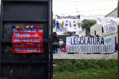 Alumnos de la Escuela Superior de Educación Artística realizan una sentada pacífica