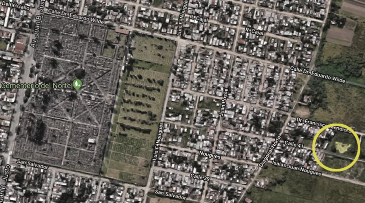 DESDE EL ESPACIO. La laguna fétida de La Margarita se distingue desde una foto satelital, a pocas cuadras de la avenida Juan B. Justo al 1.800.