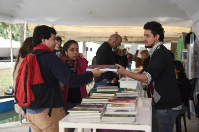 En el Mayo de las Letras, los libros se adueñaron de la plaza Urquiza