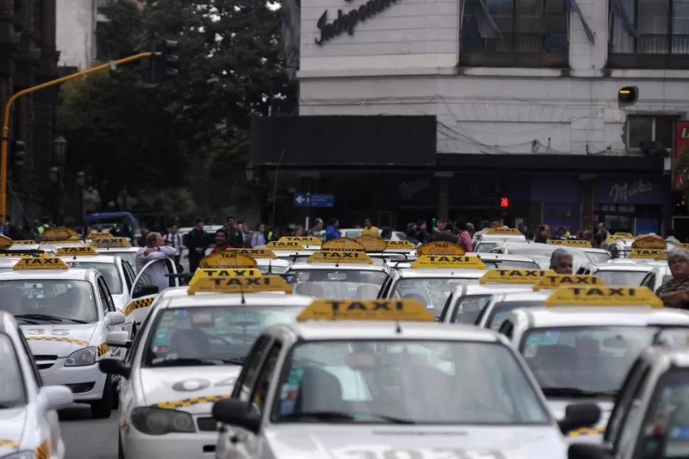 Un proyecto de ordenanza enfrenta a propietarios contra choferes de taxis