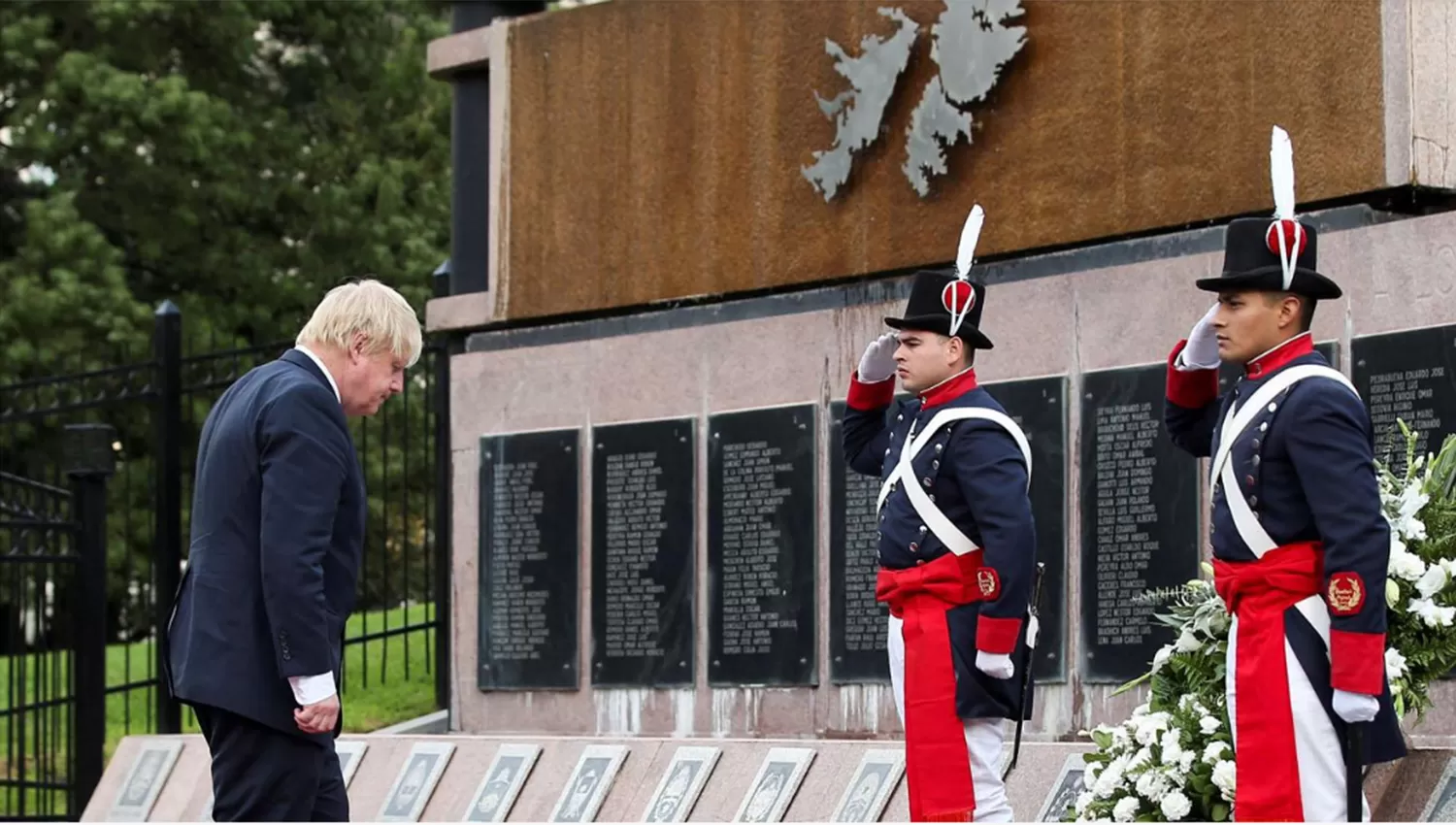 El canciller del Reino Unido, Boris Johnson, durante el homenaje a los caídos en la Guerra de Malvinas. FOTO TOMADA DE TN.COM.AR
