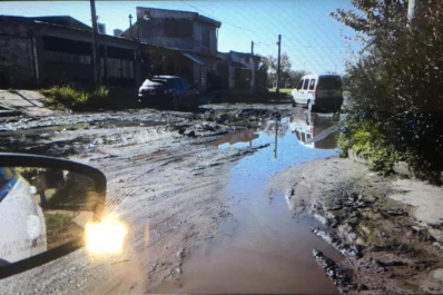 Un pasaje de la zona sur de la ciudad se convirtió en un río de líquidos cloacales