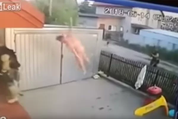 Video: intentaba escapar de la Policía, saltó desnudo por la ventana y cayó en manos de los oficiales