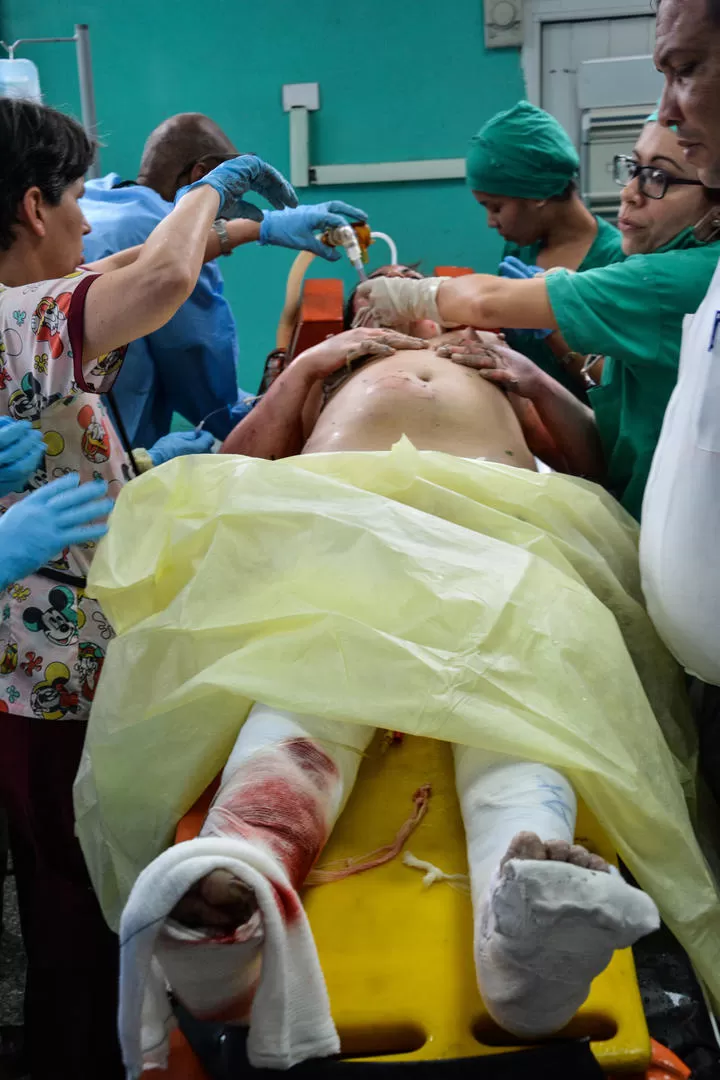 EN EL SANATORIO. Personal médico trata a uno de los sobrevivientes. Reuters