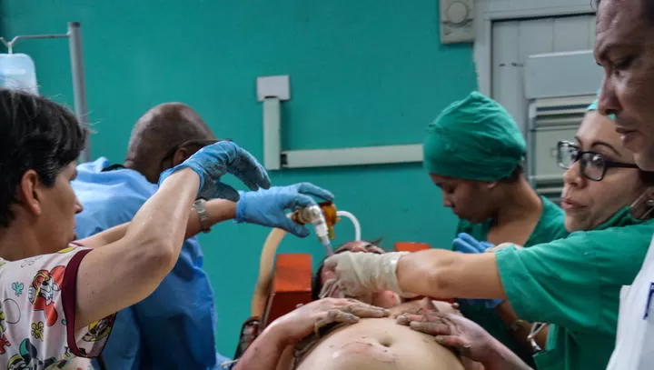 EN EL SANATORIO. Personal médico trata a uno de los sobrevivientes. Reuters