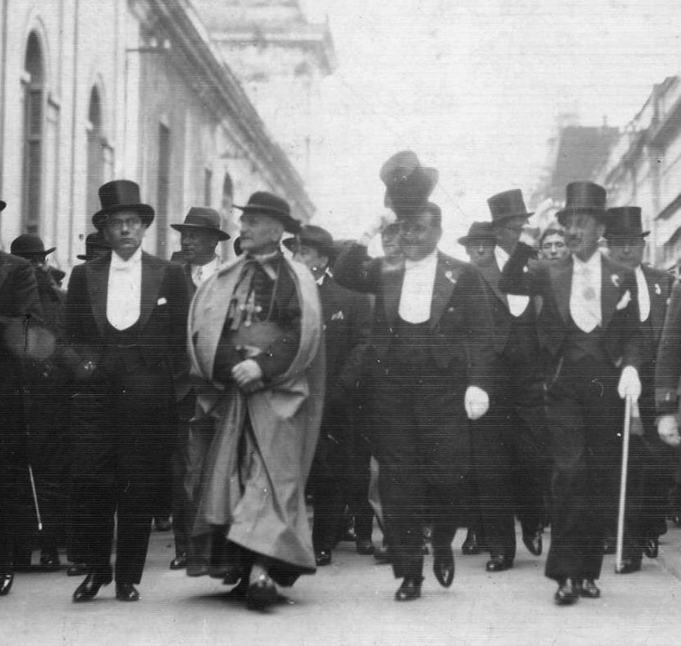 FRAC Y GALERA. Desde la izquierda, el ministro José Luis Torres, el obispo Agustín Barrere, el gobernador de Santiago, Juan B. Castro y el gobernador de Tucumán Juan Luis Nougués