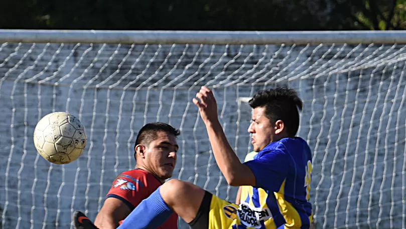 LUCHA. José Soria, de las “Abejas”, y Luis Gómez, de Tucumán Central. la gaceta / Foto de José Nuno