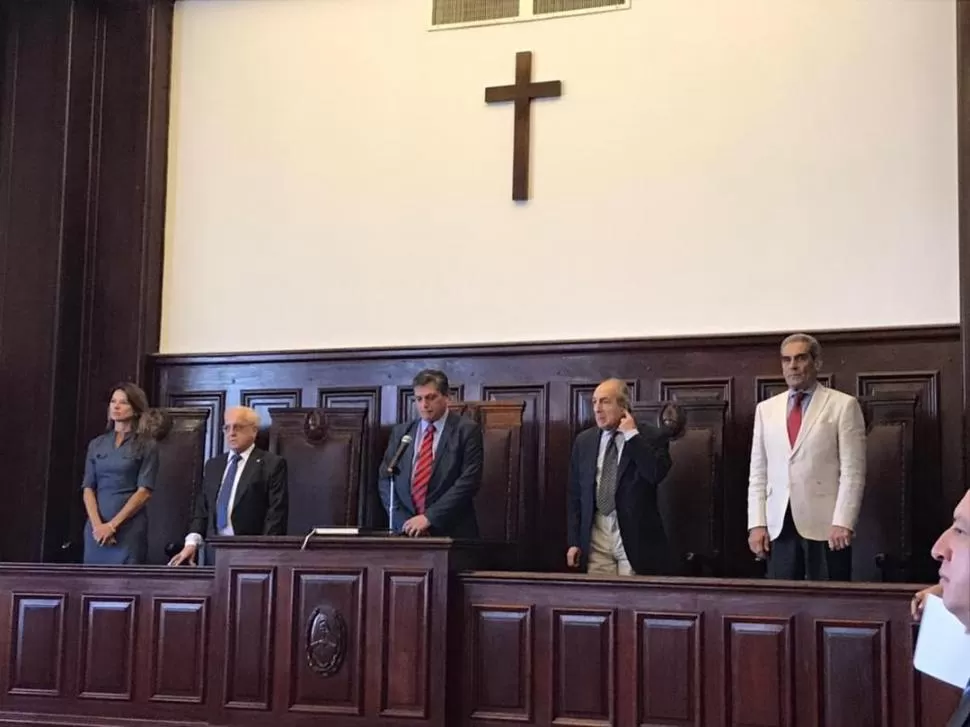 LA CORTE SUPREMA DE JUSTICIA DE TUCUMÁN EN PLENO. Los vocales Claudia Sbdar, René Goane, Daniel Posse, Antonio Gandur y Antonio Estofán. 