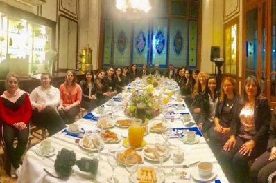 Las damas, en acción