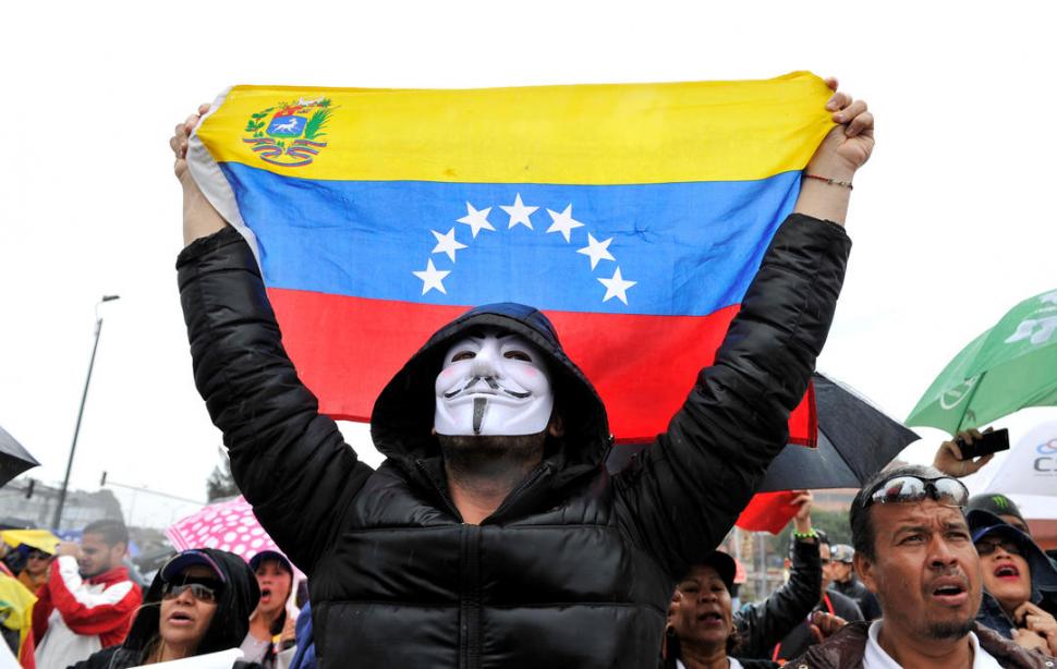 EN COLOMBIA. Reclamos frente a la embajada venezolana en Bogotá.   