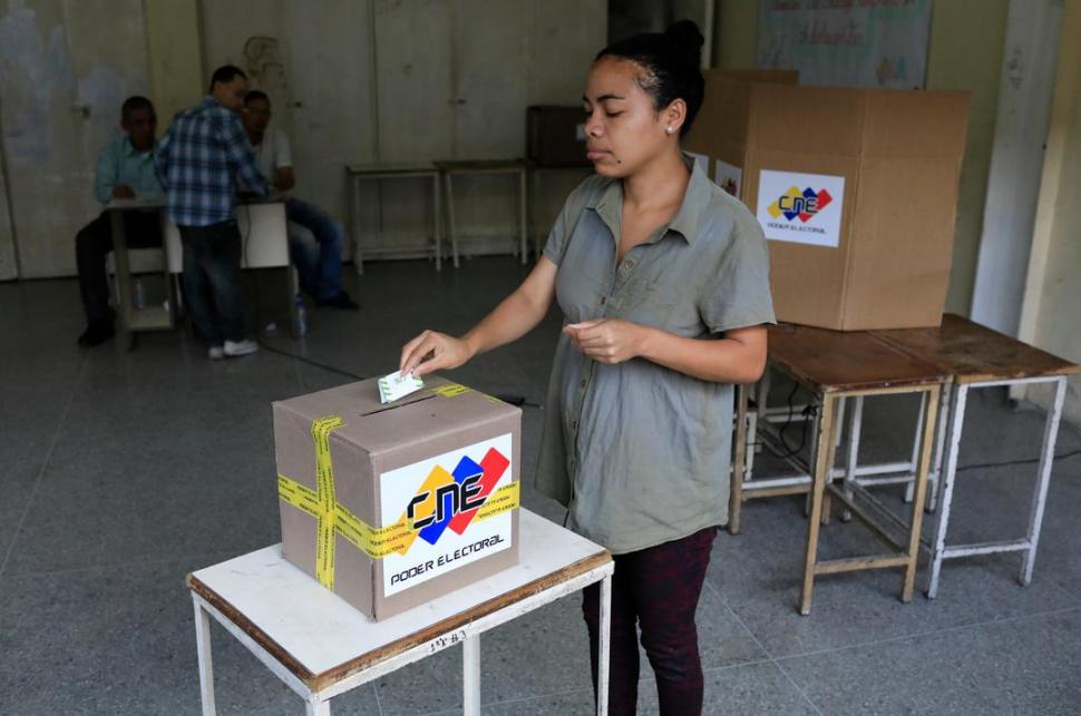  SIN COLAS. Los centros de votación estuvieron casi vacíos durante el día  fotos reuters