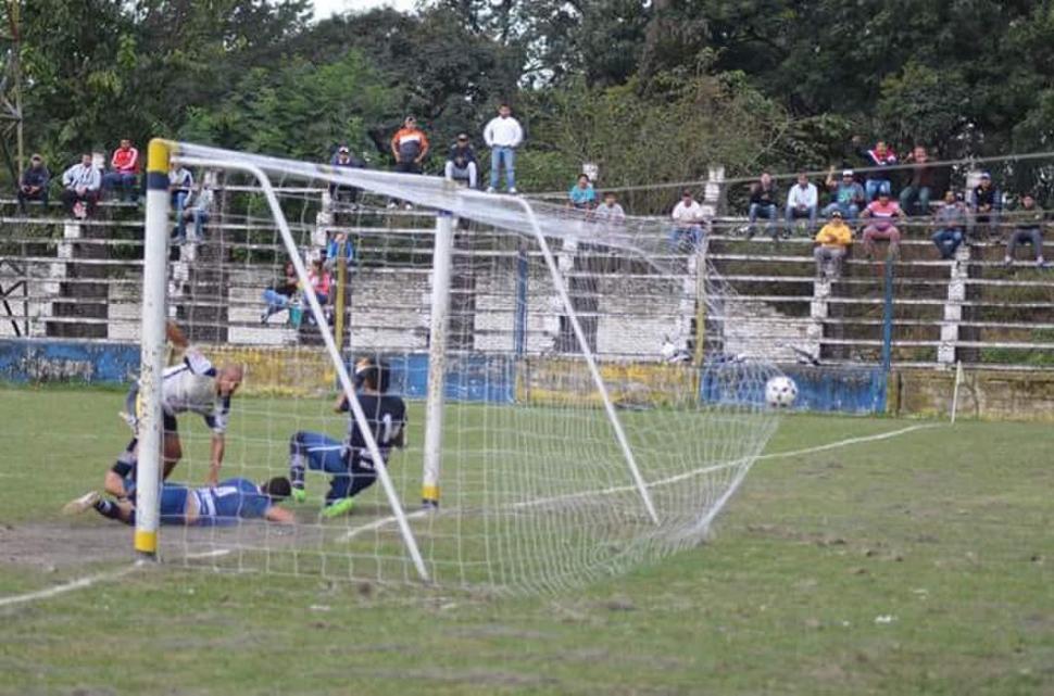 ESTA NO. Antes de marcar el gol de la victoria, a Salazar le anularon este gol.  FOTO DE OSCAR VARELA