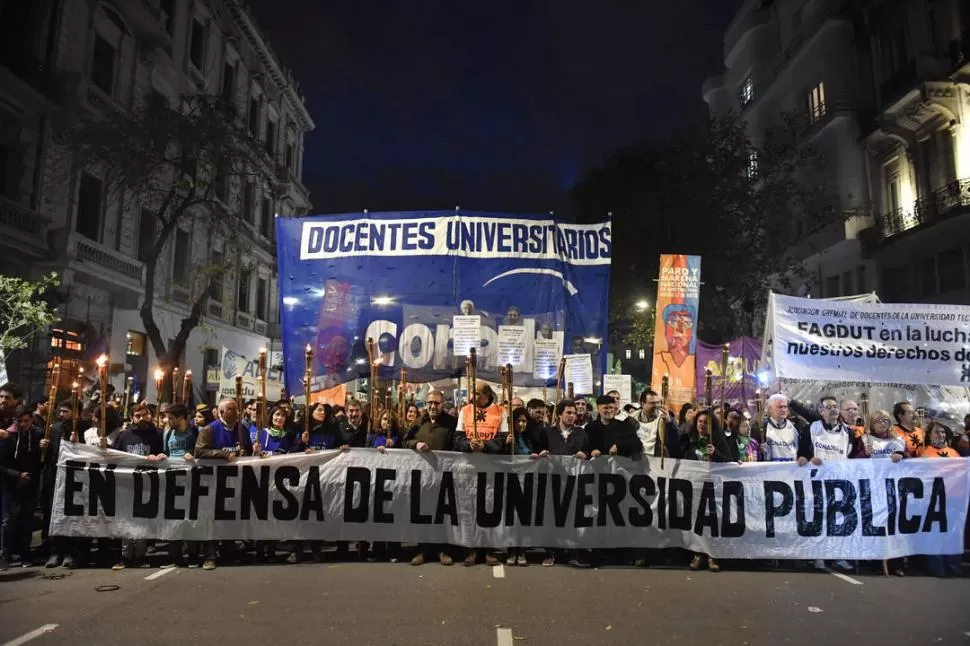 MARCHA DE ANTORCHAS. El plan de lucha se complementó el viernes con una protesta en Buenos Aires. telam