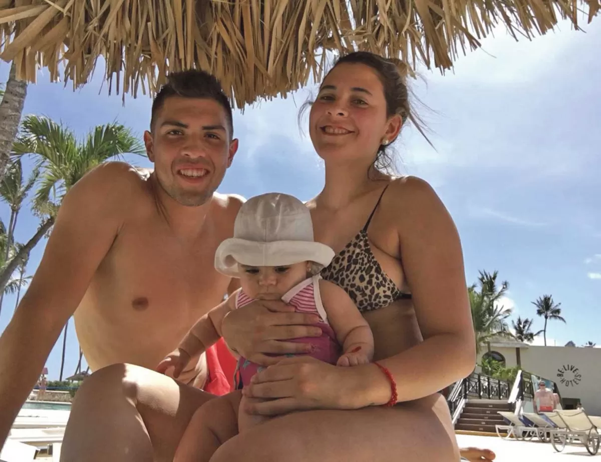 EN FAMILIA Y RELAJADOS. Franco, Fernanda y Olivia, en una de la piletas del hotel en Punta Cana donde viajaron para tomarse unas merecidas vacaciones durante el receso de la Superliga y la Copa.