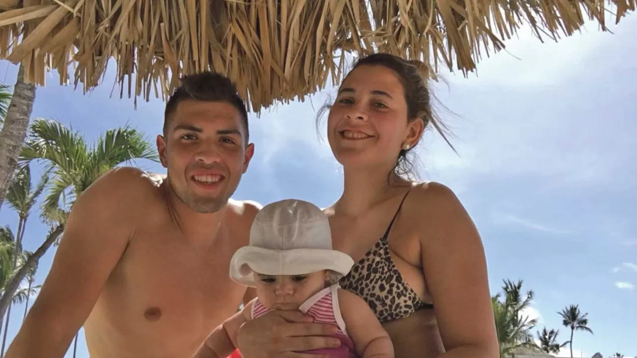 EN FAMILIA Y RELAJADOS. Franco, Fernanda y Olivia, en una de la piletas del hotel en Punta Cana donde viajaron para tomarse unas merecidas vacaciones durante el receso de la Superliga y la Copa.