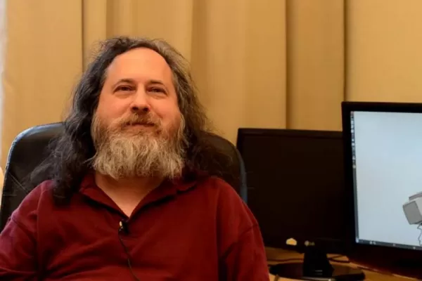 Según Richard Stallman “el teléfono móvil finge apagarse, pero sigue escuchando”