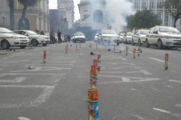 Paro y caos: el centro fue bloqueado por un centenar de taxistas