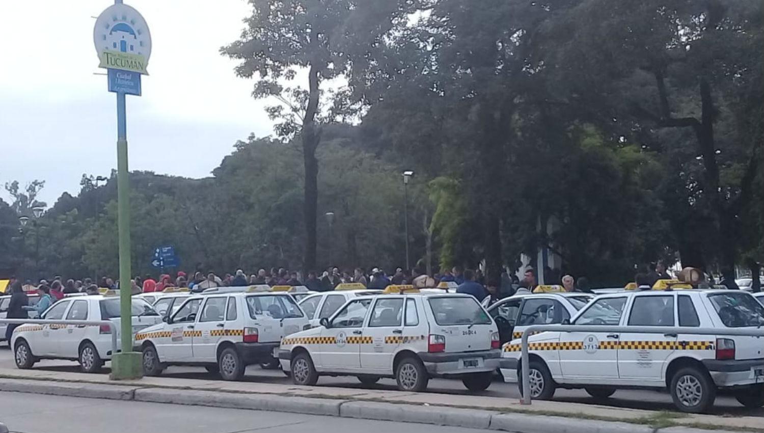 PROTESTA. Los taxis en al parque 9 de Julio. LA GACETA / MARIANA SEGURA