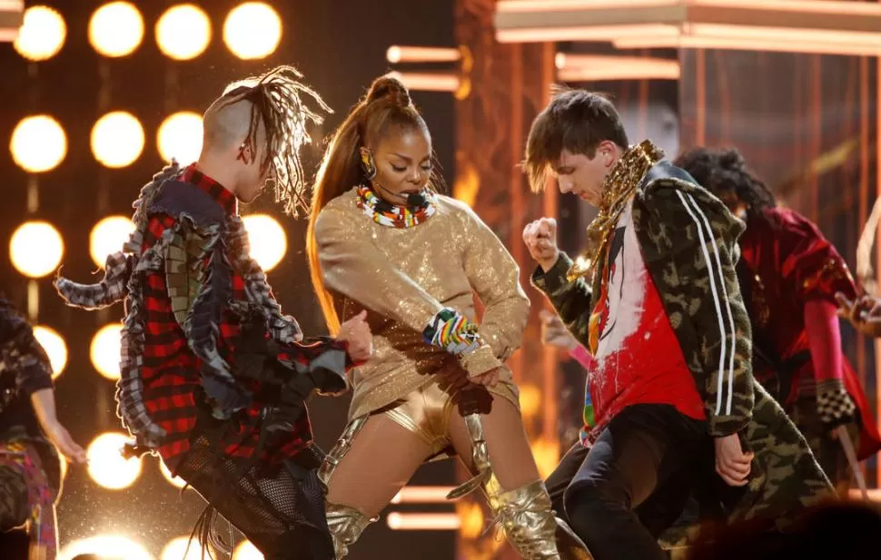 LA HERMANA DEL REY DEL POP. Janet Jackson subió al escenario acompañada por una multitud de bailarines. Reuters.