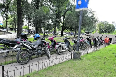 La plaza Independencia es una playa donde estacionan sus motos los empleados de limpieza