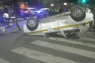 Un taxi volcó después de chocar anoche en Barrio Norte