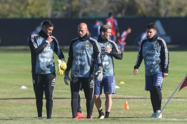 El arco de la Selección se definirá en un mano a mano Armani-Caballero