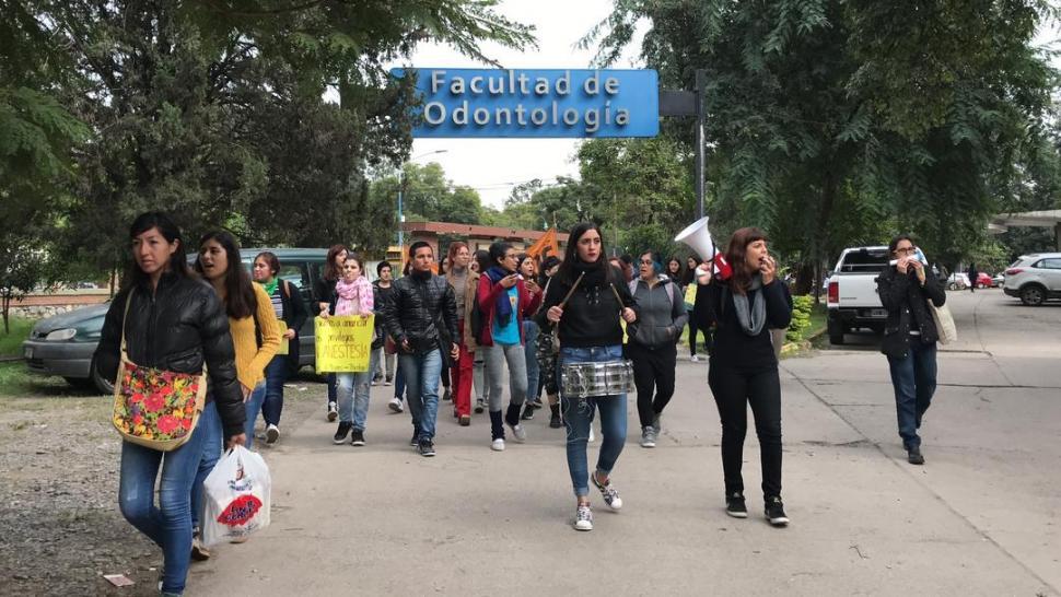 Ocho alumnos ya denunciaron al docente de Odontología