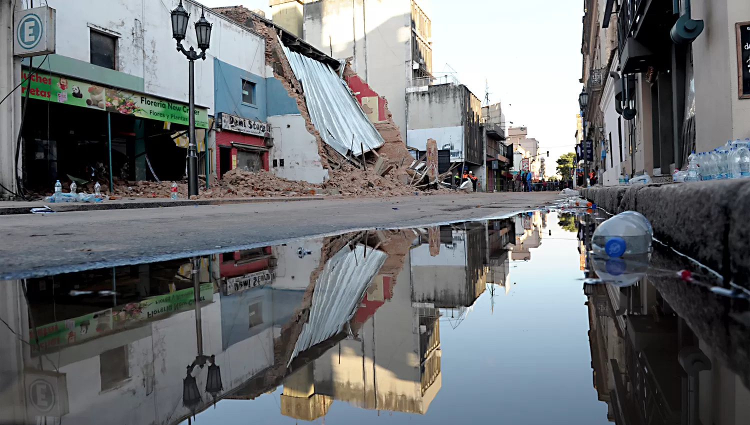 EL DÍA DESPUÉS. El edificio del ex cine Parravicini colapsó anoche y provocó la muerte de tres personas. LA GACETA / FOTO DE FRANCO VERA