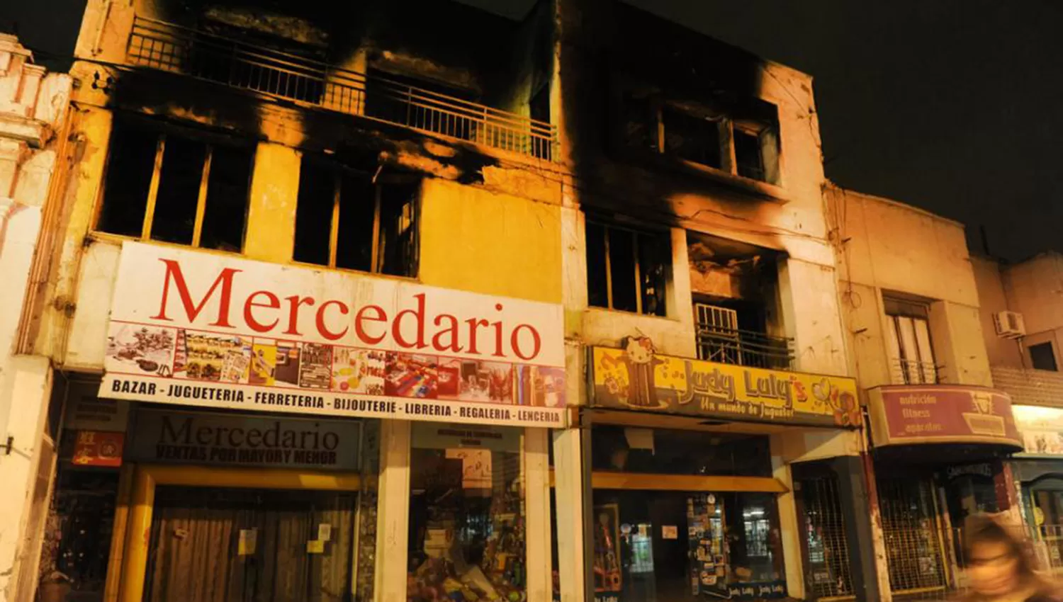 24 DE SEPTIEMBRE AL 600, EN 2013. Los pisos superiores de los locales comerciales fueron destruidos por las llamas. Finalmente, se demolió por completo el inmueble. LA GACETA / ANTONIO FERRONI
