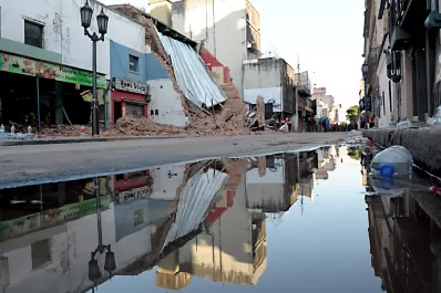 Las fotos más impactantes del derrumbe del ex cine Parravicini