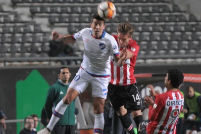 Estudiantes remontó un partido increíble y se metió en octavos de final
