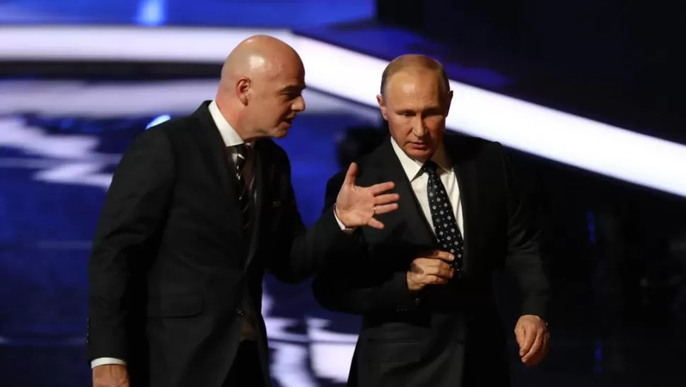 SOCIOS POR OBLIGACIÓN. Gianni Infantino, presidente de la FIFA, y el presidente ruso Vladimir Putin. El mundo los mira. dpa