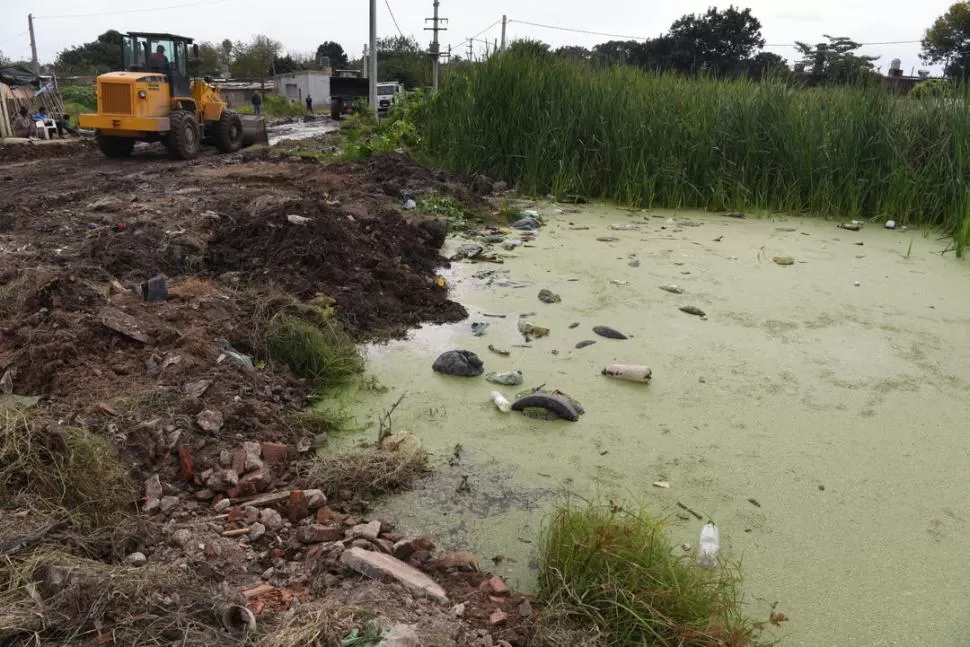 SANIDAD. Operarios del municipio comenzaron esta semana a rellenar la laguna fétida, que ocupa una cuadra. la gaceta / Foto de José Nuno