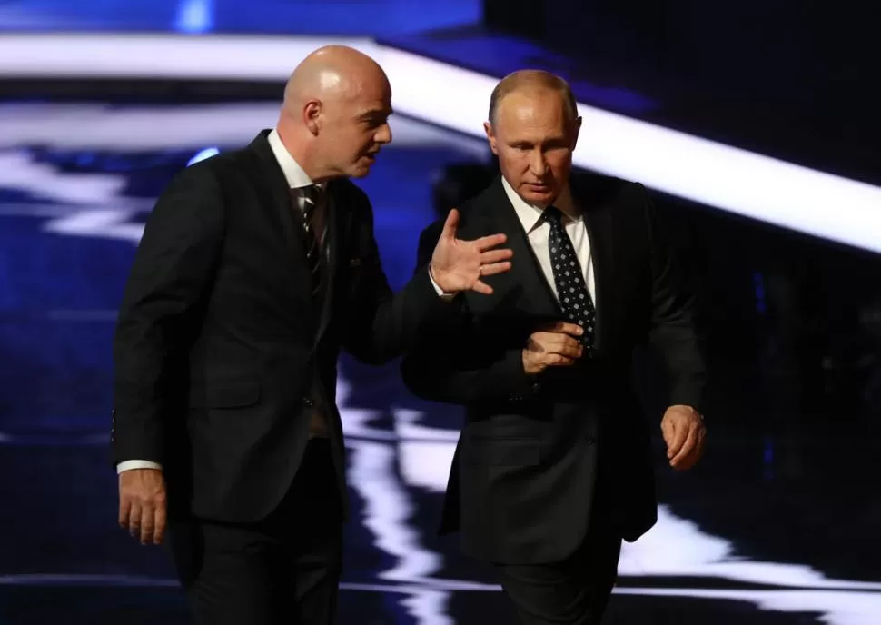 SOCIOS POR OBLIGACIÓN. Gianni Infantino, presidente de la FIFA, y el presidente ruso Vladimir Putin. El mundo los mira. dpa