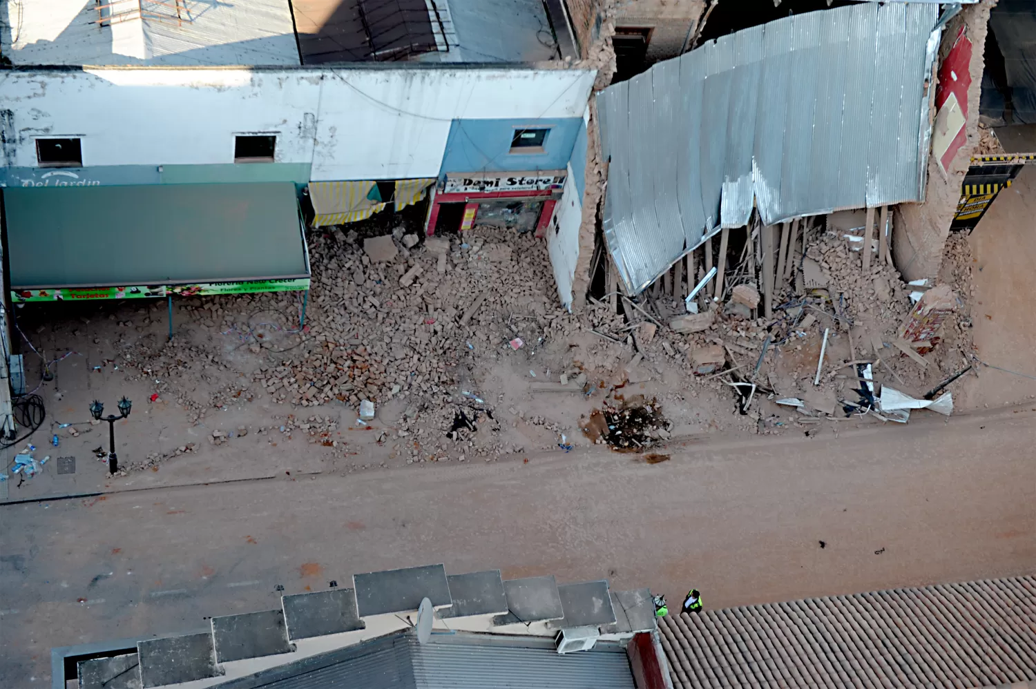 FACHADA ABAJO. El frente del edificio se derrumbó el miércoles, en hora pico. ARCHIVO LA GACETA / FOTO DE FRANCO VERA