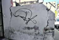 Peligro de derrumbe en un muro de Las Piedras al 700