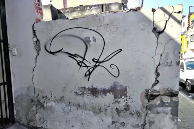 Peligro de derrumbe en un muro de Las Piedras al 700