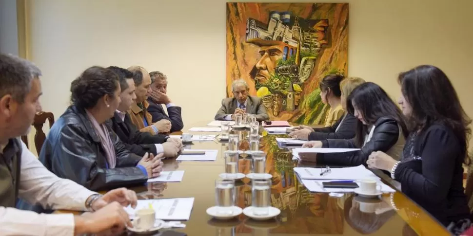 LEGISLATURA. Khoder (a la cabecera) preside la reunión de Juicio Político. prensa legislatura