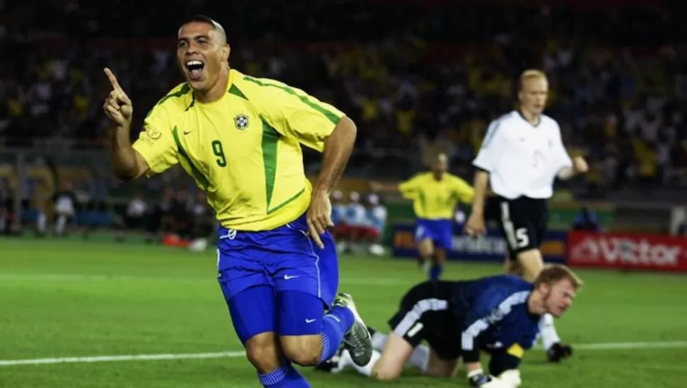 HÉROE. Ronaldo festeja uno de los goles en la final. Lo sufre Oliver Khan.