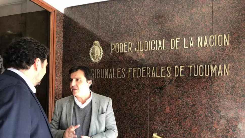 TRASPASO. El presidente saliente Alejandro Ávila Gallo (de espaldas) conversa con el interventor Hardie.