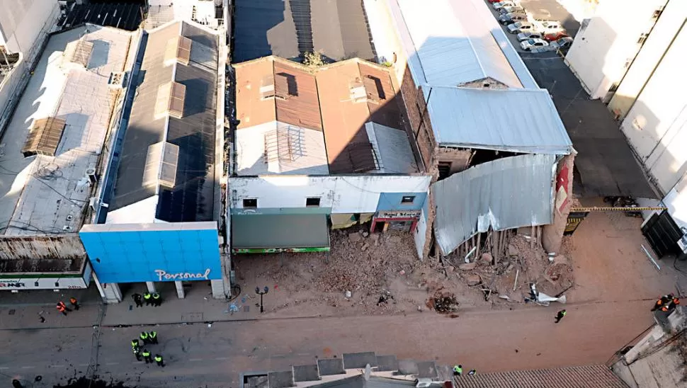 PANORAMA DE DESASTRE. Vista aérea del estado en que quedó la zona después del derrumbe del edificio. 