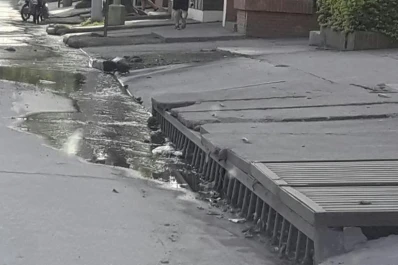 Derrame cloacal en avenida Mate de Luna al 2.300