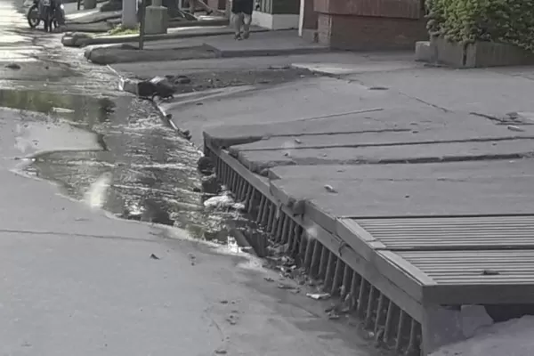 Derrame cloacal en avenida Mate de Luna al 2.300