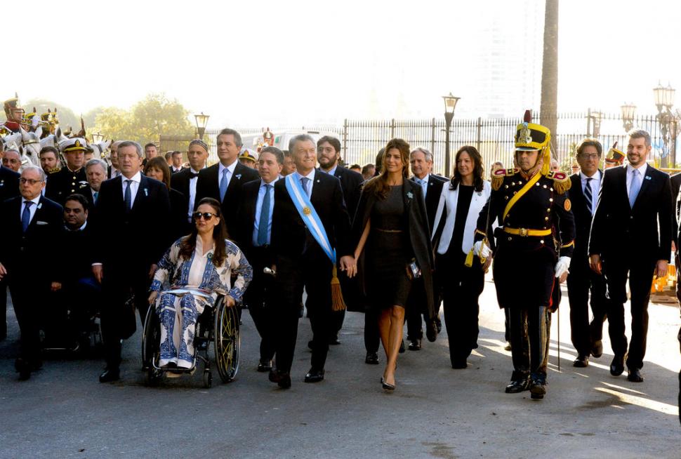 RUMBO A LA CATEDRAL METROPOLITANA. Macri y funcionarios de su equipo de gobierno caminaron desde la Casa Rosada hasta la iglesia. telam